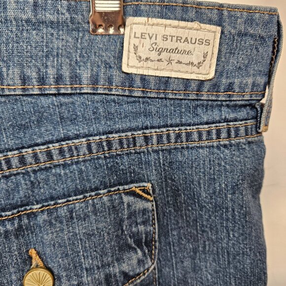 Levi Strauss Signature Womens Jean Short Bermuda 18 Misses Denim Walking Long - Picture 8 of 9